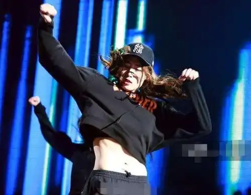 女排身材最好队员刘晏含,激情热舞,露出8块腹肌,男足太羞愧!