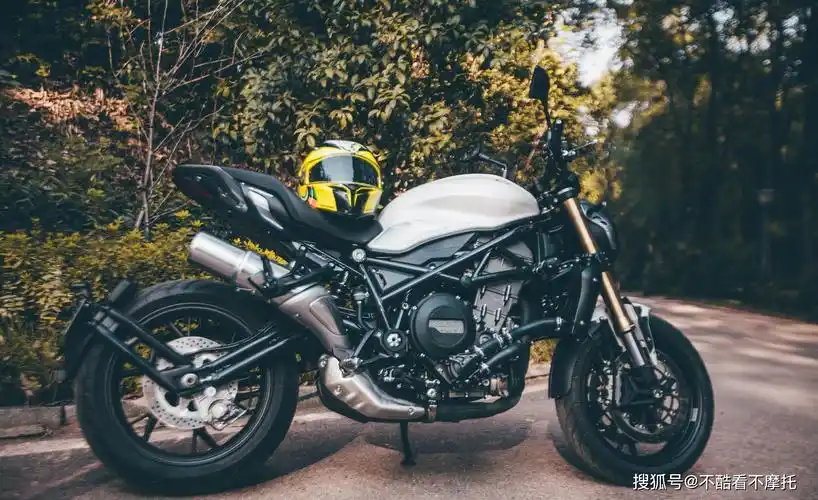 贝纳利752s该车的高配车型,前面搭载了对向四活塞brembo卡钳,320mm