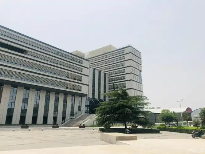 路过郑州大学体育学院感受疫情过后的校园