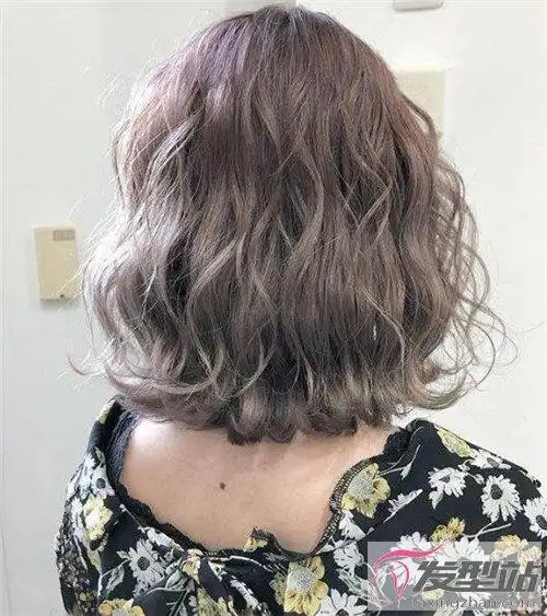 齐肩短发波纹卷 慵懒随性显气质_发型站_最新流行发型设计发型图片与