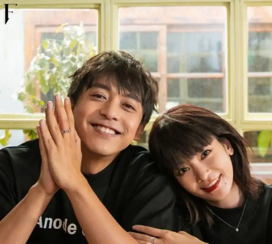 下图中,李晟与老公李佳航身穿同款情侣装出镜.