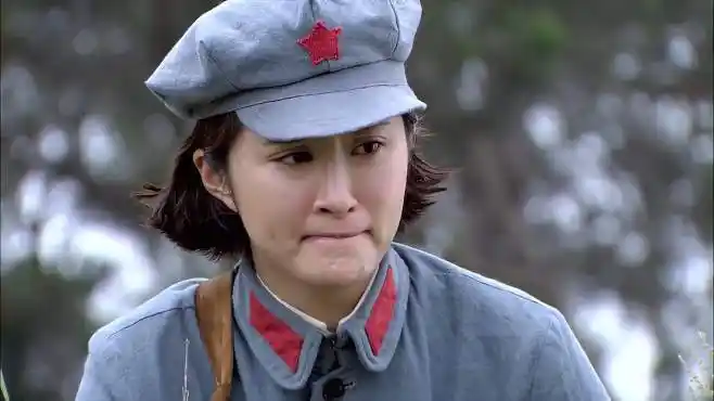 铁血红安:女八路走路被绊倒,不料一看脚下,竟是失踪的军官!