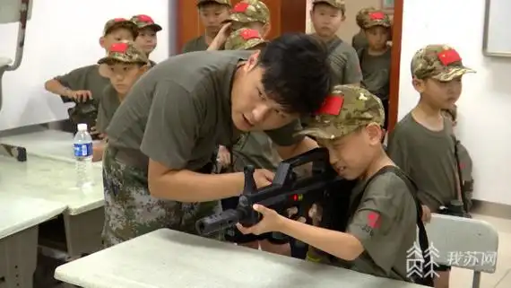 水弹枪射击 激光打靶 学防身术……第八届"我是特种兵"电视军事夏令营