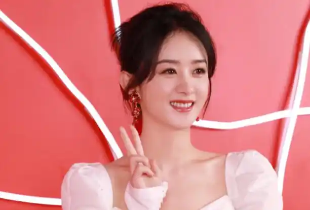 赵丽颖现身昆明忙得不可开交,颖宝身材又发生变化,近照状态超好