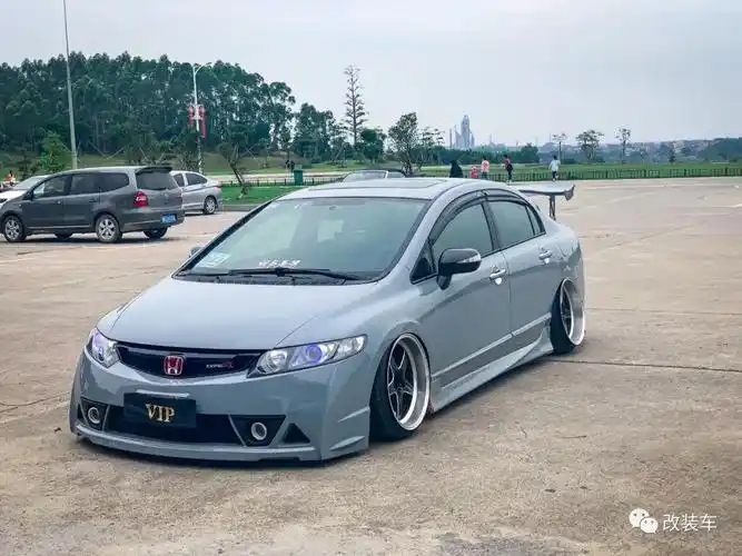 大尾翼姿态风的本田8代思域,改装就是这样一步步上瘾的