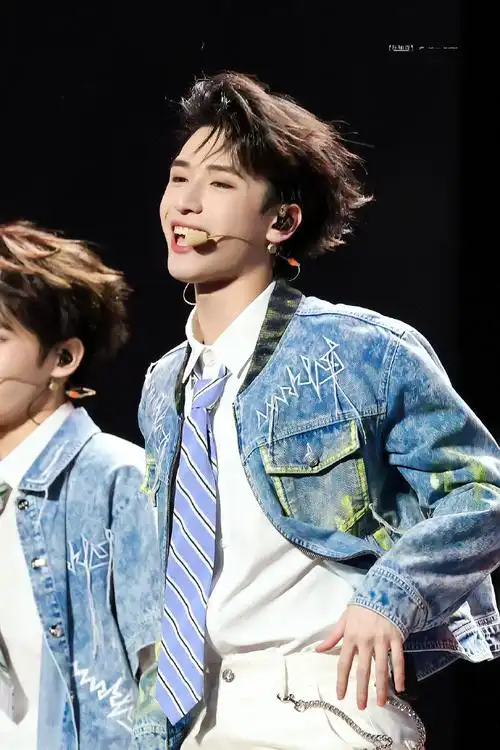 严浩翔超话#严浩翔饭撒小天使#so sweet@时代少年团-严浩翔#今日星拍