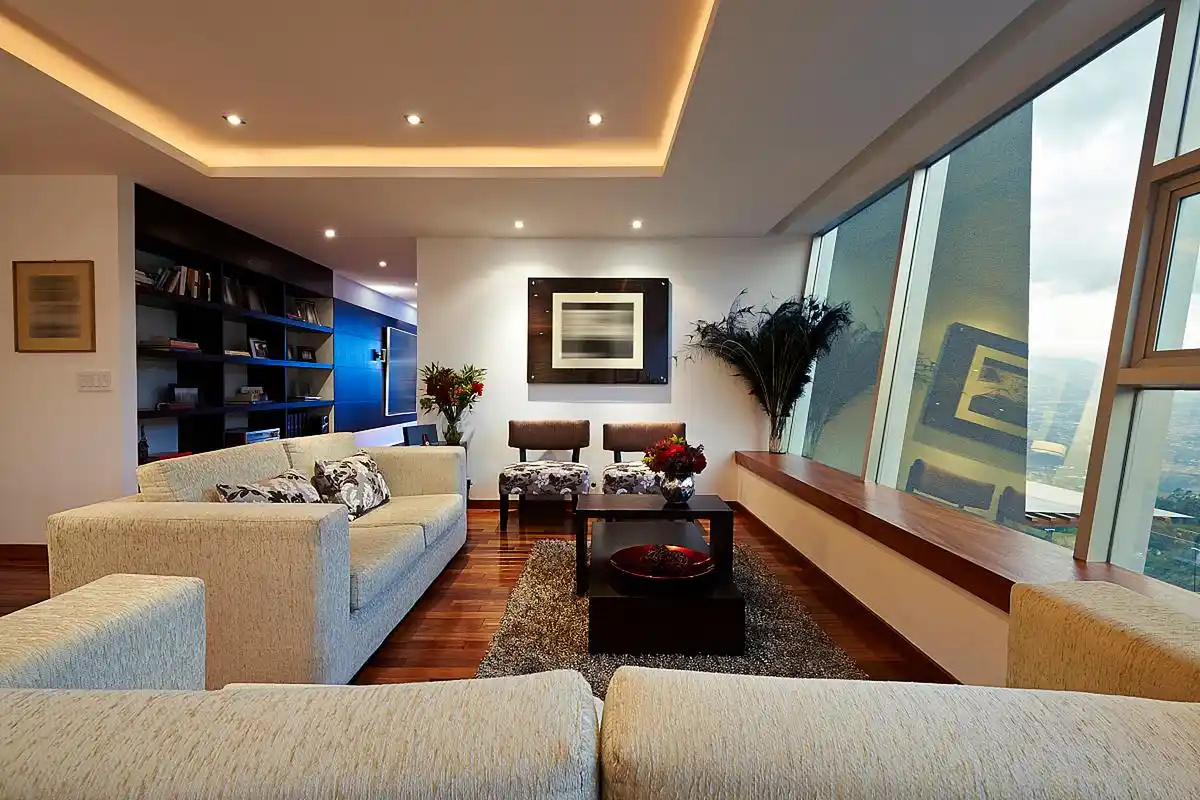 设计一个适合家庭聚会的客厅空间需要考虑以下几个因素:  1.