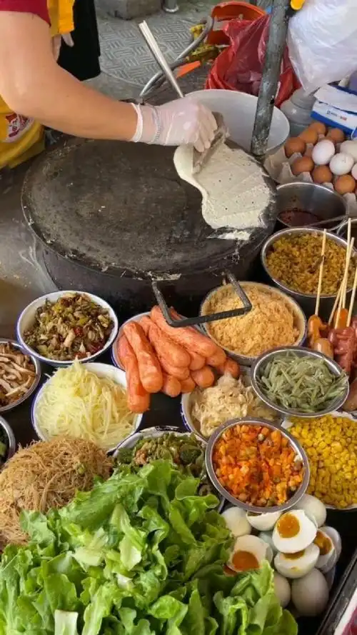 我家楼下路边摊的煎饼果子,料超多满满的都快装不下了!