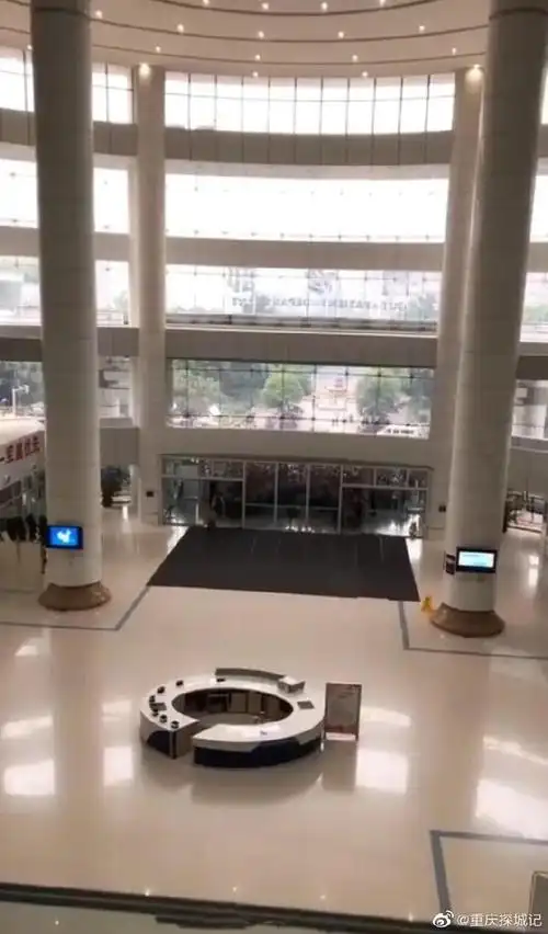 早上六点半,西南医院门诊部开门现场(转. 来自重庆探城记 - 微博