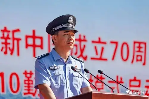 县公安局政委陈清平主持活动↑↑↑县公安局局长杜双路领誓