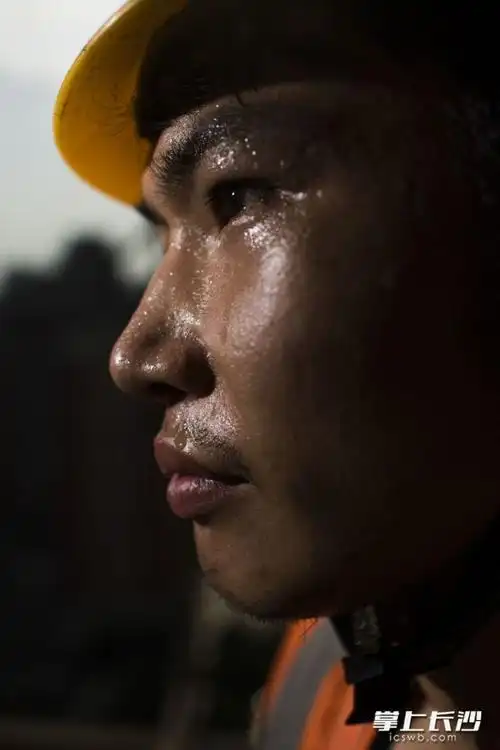 他们为城市高楼安装华丽的外衣玻璃幕墙安装工人百米高空如履平地