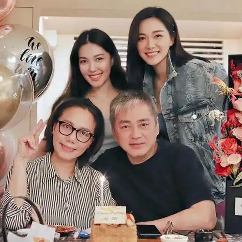 汤镇宗24岁小女儿近照曝光身材高挑丰满五官比姐姐汤洛雯精致