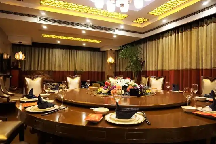 豪华包厢为15-26人标准包厢为8-14人大厅可以容纳5桌的小型酒席,公司