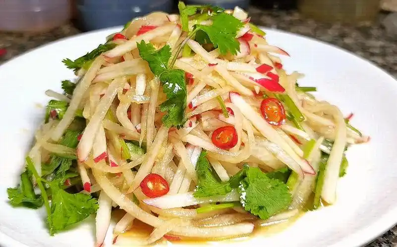 大鱼大肉吃多了太腻,来一盘凉拌萝卜丝,清脆爽口,开胃又解腻