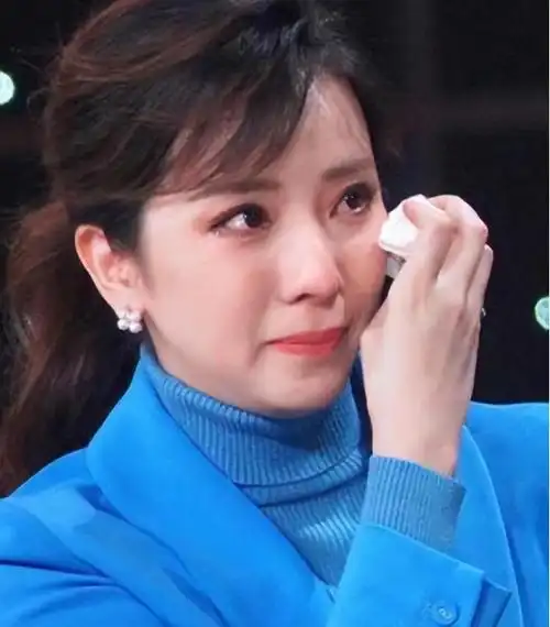 离开央视的李思思:40天已主持3场商演,遭网友质疑"走下坡路"_什么