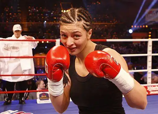 21岁的德国拳手克里斯丁娜-汉默是当今世界拳击组织的女子重量级拳王