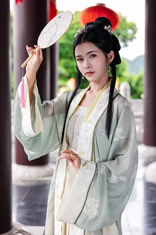 淡雅宋制汉服女性人物手拿团扇精修摄影图