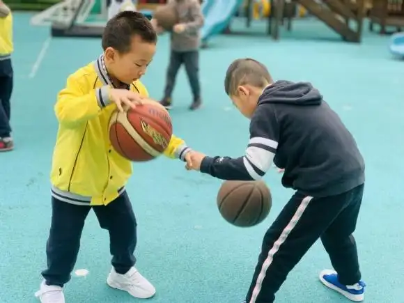 活动过程中,小朋友们通过创设情境,从热身,探索,展示,混龄拍球到放松.