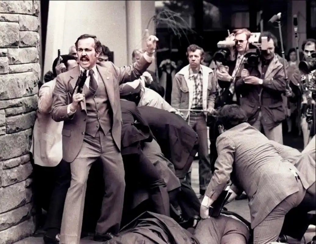 1981年,里根总统遇刺场面,一名青年向里根连开六枪后,里根被击中肺部