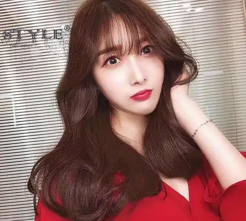 黄皮肤的女生别乱染,今年流行的"焦糖棕发色",不挑人巨显白!