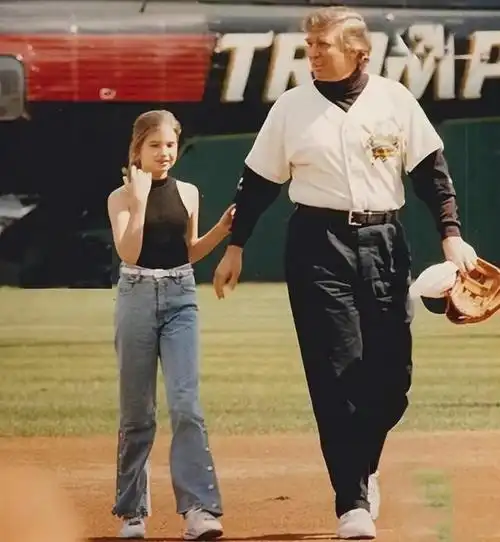 1991年,小时候伊万卡和父亲特朗普棒球场合影,那时还是个小女孩