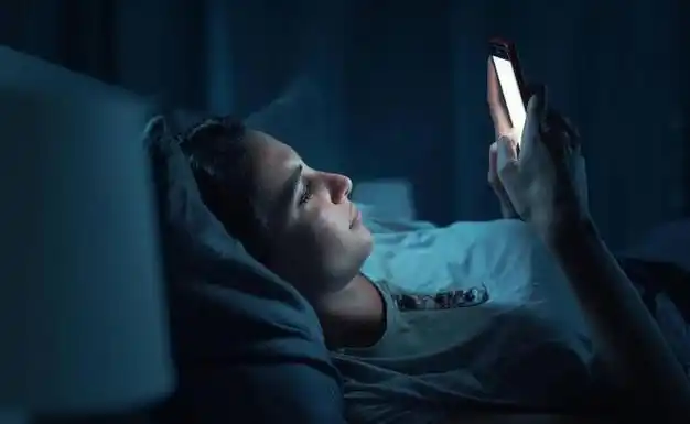 30岁男生连续熬夜后中风!中风高发时刻大揭秘!做好预防是关键