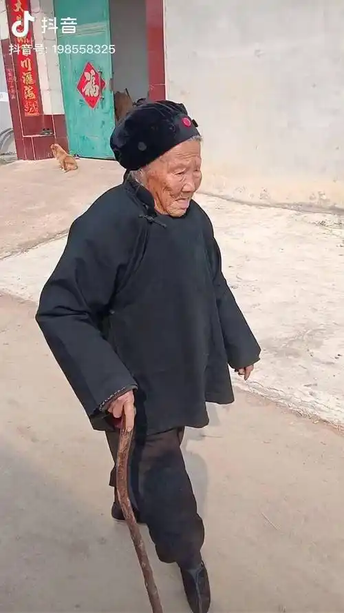 乡愁是奶奶的三寸金莲,颠着小脚走在呼喊孙儿回家吃饭的路上_小脚