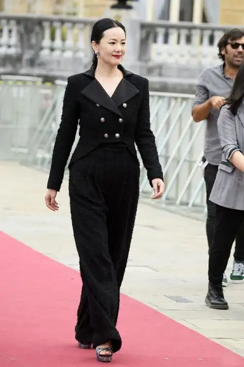 谁说越花哨越减龄看咏梅穿黑色照样有品又气质70后照着穿好美