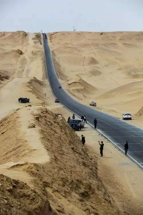 青海海西的一段u型公路成为了一处备受游客追捧的网红打卡点