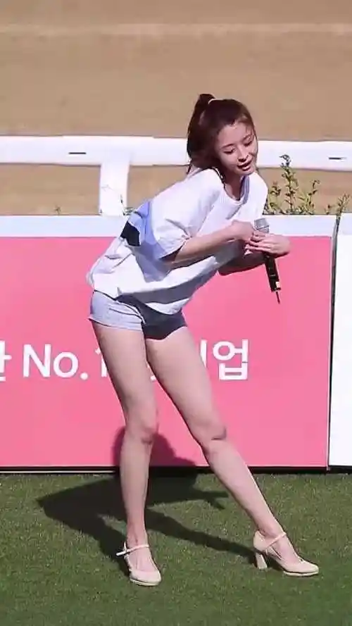 权娜拉也是韩国很出名的女明星了吧看她跳舞的样子仿佛经历了不少呢