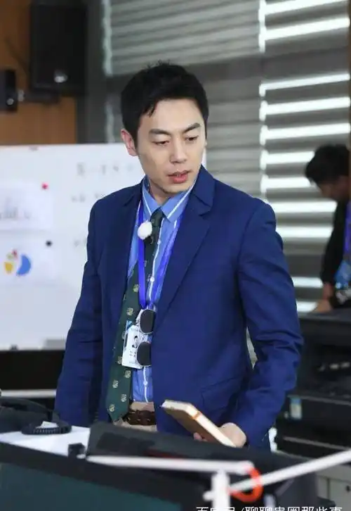 员职业装亮相宁波街头小巷,杨迪被区别对待好可怜啊_baby_朱亚文_王牌