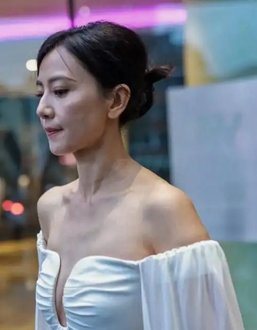 高圆圆在机场吃泡面画面曝光!脖子青筋微露舔嘴唇,谁看了不迷糊