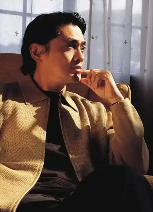 回顾汤镇宗弟弟是汤镇业至今无绯闻将普通妻子宠成了宝