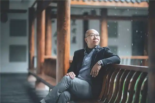 design 创始人 & 创作总监   △孙天文 上海黑泡泡建筑装饰设计工程