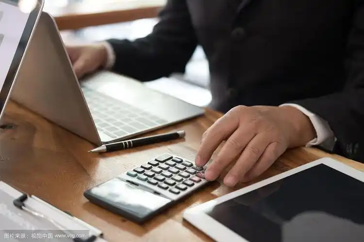 财务顾问在办公室使用计算器和电脑.会计工作,计算收入和预算.