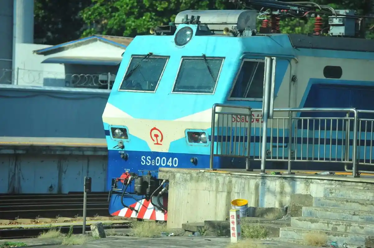 「天地有心留缺憾,大江自古向东流」韶山八型电力机车,"八五" - 抖音