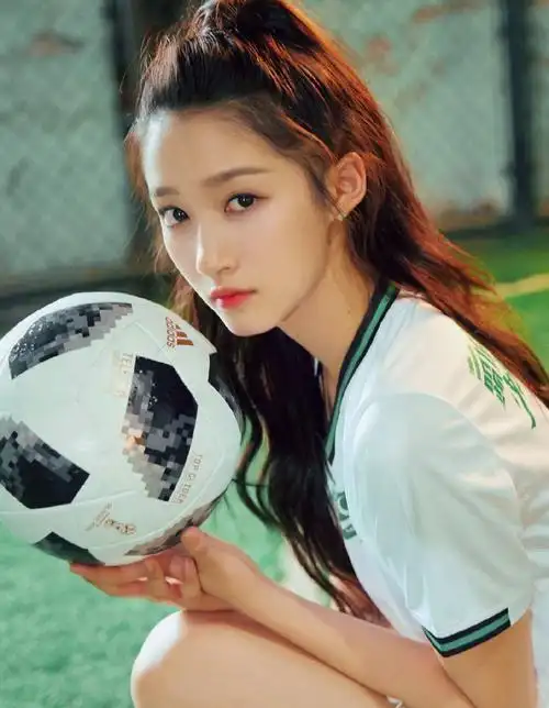 关晓彤化身0号足球宝贝女神范十足太秀美