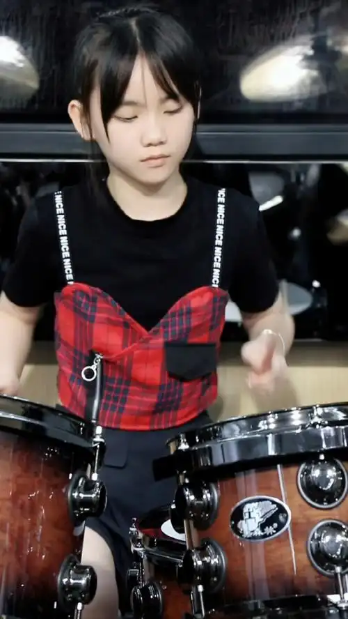小鼓手妞妞架子鼓演奏(阿衣莫)