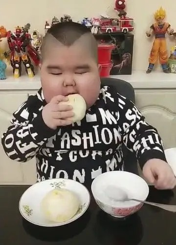 小胖孩喝粥时大脸出镜刚开始以为是滤镜看到手才发现这是悲哀