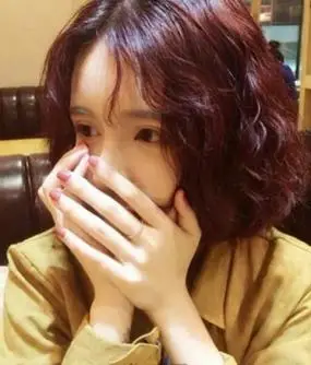 时髦的女生短发卷发显女神高冷范