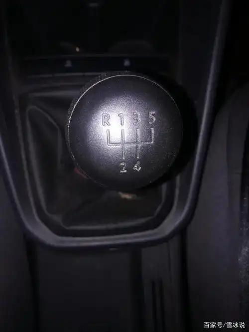 驾校的训练车和考试车大部分是大众桑塔纳,桑塔纳有五个前进挡和一个