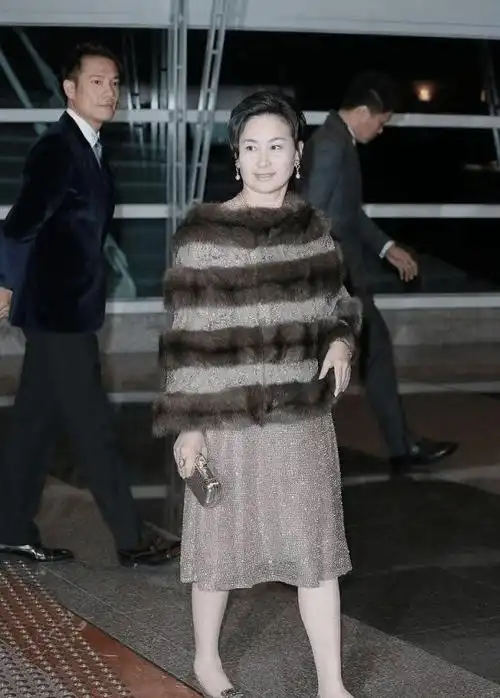香港第二女富豪诞生,坐拥几十亿现金,却穿运动服素颜现身贵州_何超琼