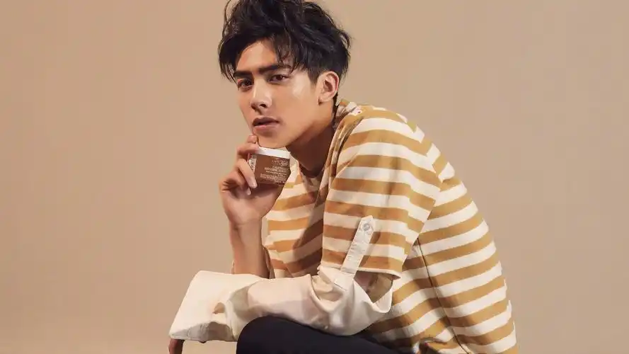 内地明星宋威龙明星风尚壁纸