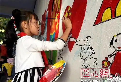 新疆裕民县哈拉布拉镇团结街社区的孩子们在墙壁上绘画"中国梦"(如图)
