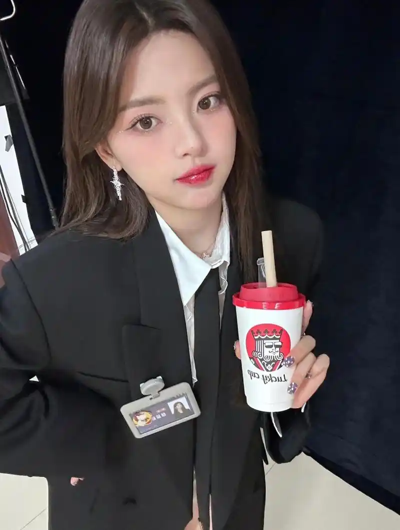 杨超越晒自拍,穿黑色西服打领带又帅又美,休闲不失女人味  #优质作者