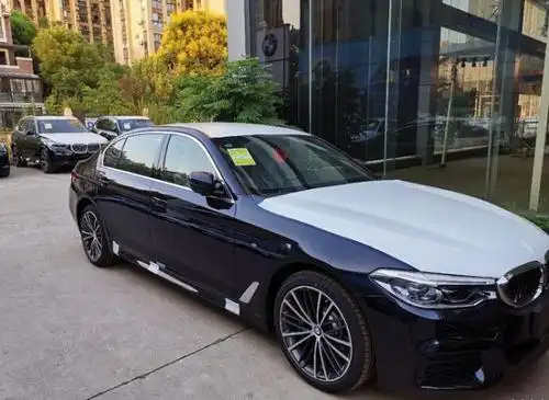 2020款宝马530li运动版炭黑色实车已到,这颜色也太好看了吧!