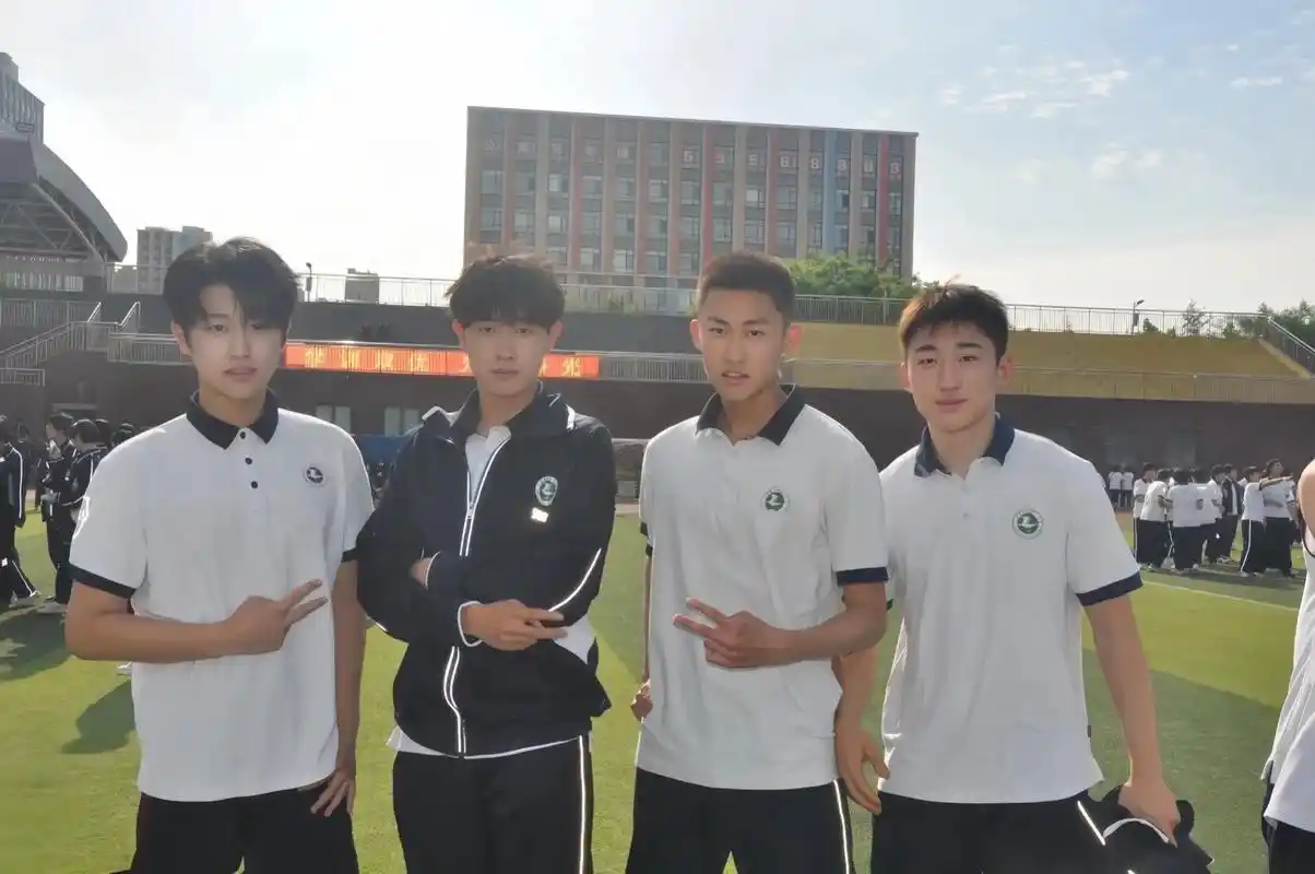 高考.跟三个历城二中校草拍毕业照很有压力#男高中生 #历城二 - 抖音