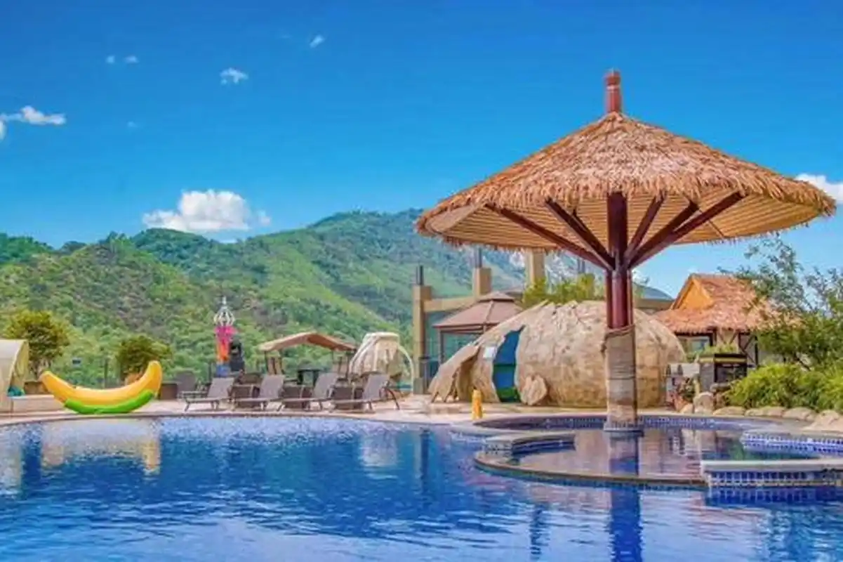 区(原客天下水晶温泉国际旅游度假区)背靠天然水晶山,专享河源氡温泉