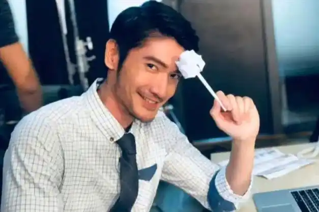 高以翔妈妈近照曝光!痛失两位挚爱显衰老,抱高以翔宠物狗太憔悴