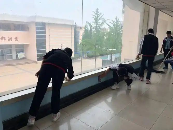 全员参与,共建共享美丽校园———万杰朝阳学校高中部开展卫生大扫除